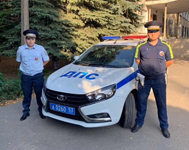 В Новгородской области сотрудники Госавтоинспекции оперативно доставили беременную женщину в родильный дом