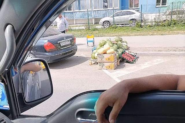 Нелегалы начали торговать овощами уже посреди дороги в Новосибирске