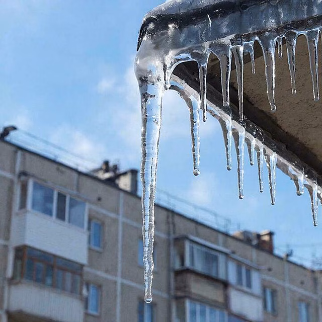 За несколько дней в Кировской области из-за падения снега и льда с крыш пострадали шесть человек