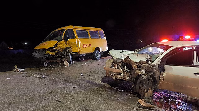Школьный микроавтобус попал в аварию под Якутском