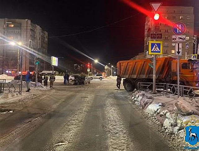 Три человека пострадали в ДТП с грузовиком и легковушкой в Самаре