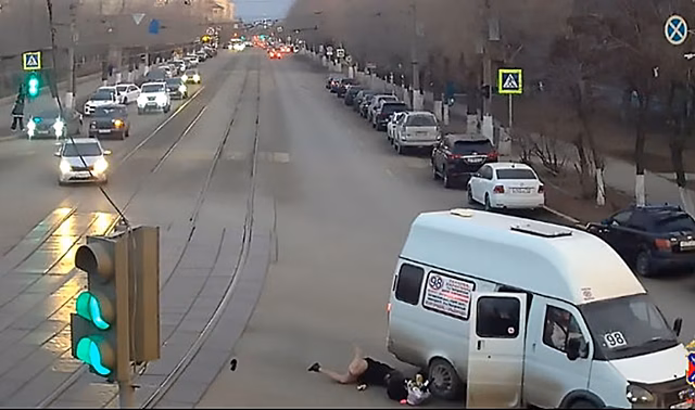 В Волгограде проводят проверку после выпадения девушки из маршрутки