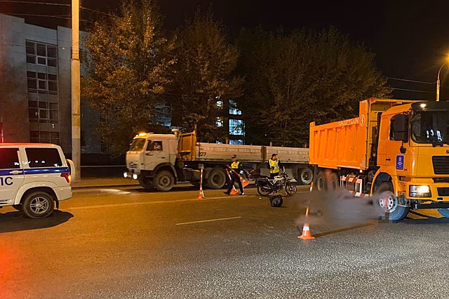 В Тюмени водитель мопеда погиб, влетев в грузовик