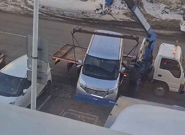 Автомобиль нарушительницы в Благовещенске едва не эвакуировали с парковки у Минтранса