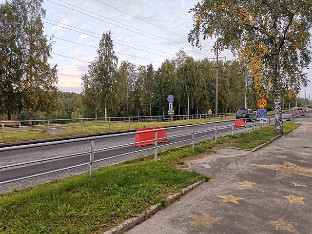 У Ломоносовской гимназии временно запретили парковку транспорта