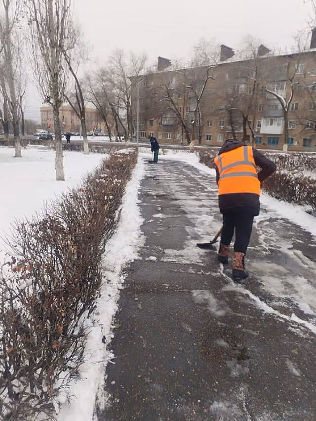 В Оренбурге специалисты коммунальных предприятий работают на улицах города