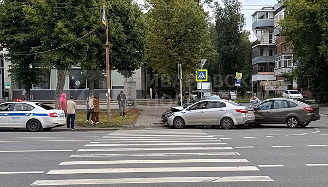 В Иванове на проспекте Ленина столкнулись три легковушки