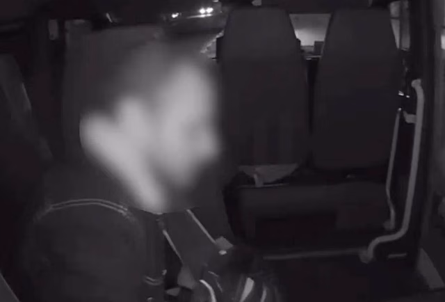 Агрессивный россиянин с тремором пугал пассажиров самолета и попал на видео