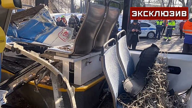 Выбитые окна и раскуроченный салон: кадры изнутри разбившегося в Москве трамвая