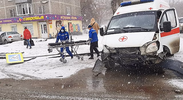 В Екатеринбурге иномарку вынесло на тротуар после ДТП со скорой. Есть пострадавшие