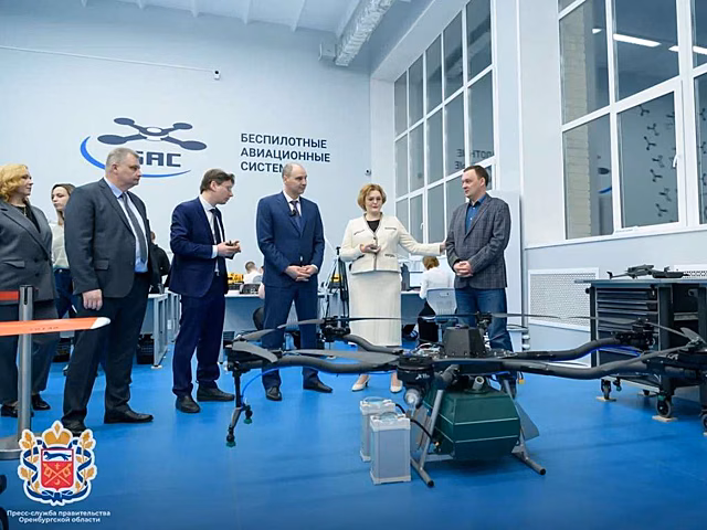 Денис Паслер посетил инновационный Центр подготовки операторов БПЛА в Оренбурге