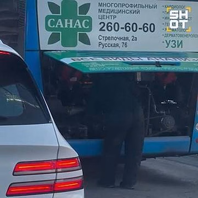 Водитель голыми руками потушил загоревшийся на ходу автобус и попал на видео