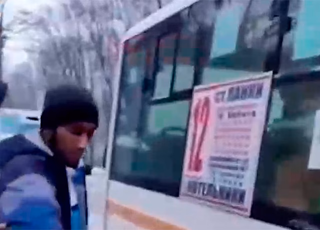 Приезжий водитель маршрутки отказался везти школьника и напал на него