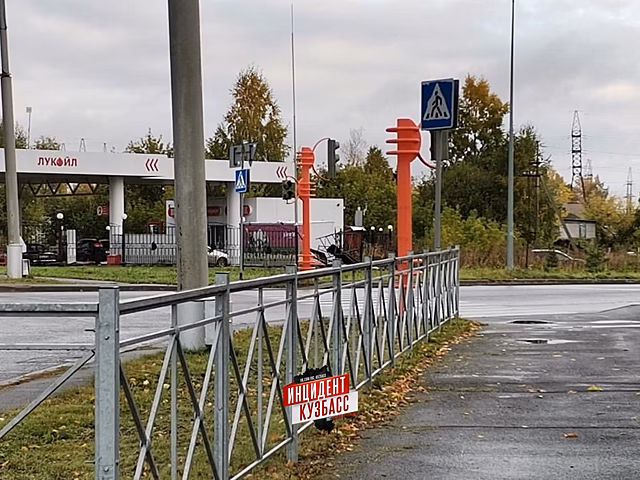 Легковушка проломила забор АЗС в Кемерове