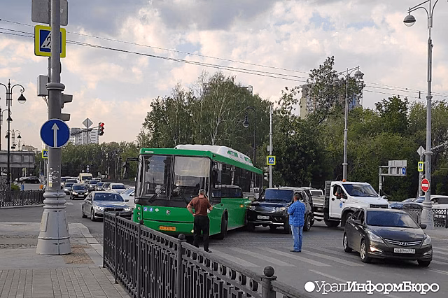 В Екатеринбурге парализовано движение по Репина