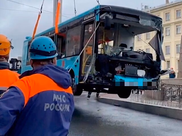 СК просит арестовать начальника автоколонны после падения автобуса в реку в Петербурге
