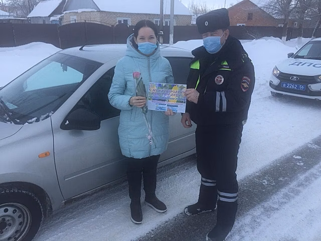 Автоледи Курска получили цветы от начальника региональной Госавтоинспекции