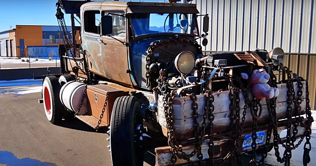 Этот безумный рэтрод представляет собой кузов от Ford Model A на шасси грузовика Ford 700