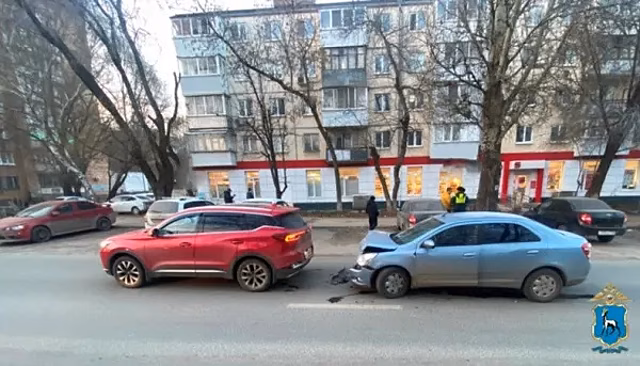В одном из дворов Самары водитель иномарки сбил ребенка