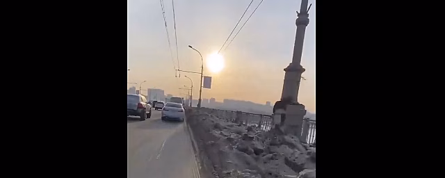Новосибирские дорожники оставили отвал из грязного снега на обочине моста