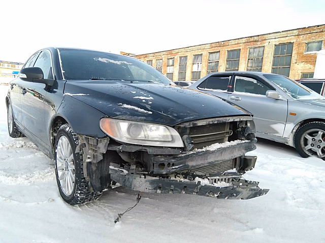 Новосибирец оставил Volvo на автомойке, а через несколько часов нашёл его разбитым на штрафстоянке