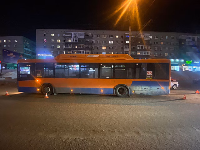 В Новосибирске при столкновении троллейбуса и автобуса пострадала женщина