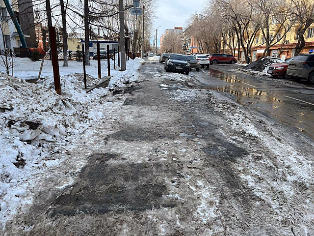 ОНФ обратил внимание челябинских властей на удручающее состояние тротуара возле ГКБ-1