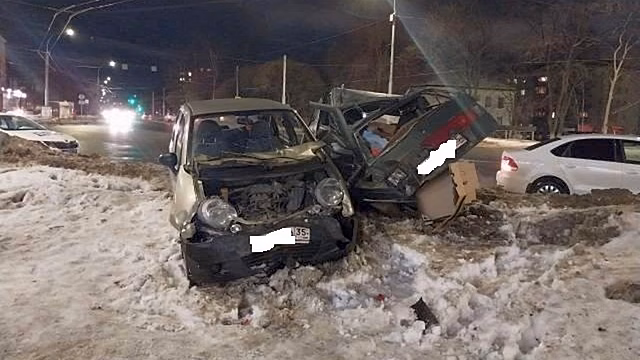 В Вологде автоледи пострадала, врезавшись в стоявшую машину