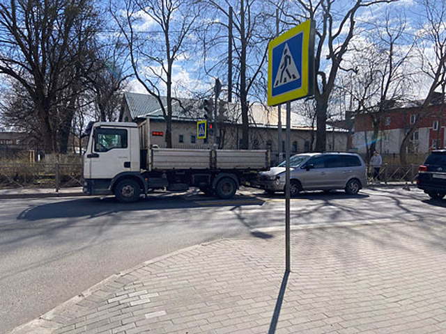Не заметила, как грузовик остановился: на Суворова Hyundai въехал в фуру
