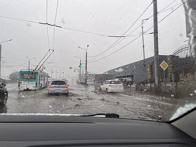 Лужа вновь образовалась на Карповском тракте