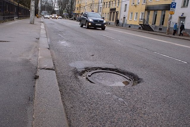 Власти Калининграда нашли ямы на 120 городских улицах