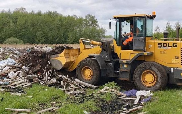 В Курске на ликвидацию стихийной свалки направили средства, предназначенные для ремонта дорог