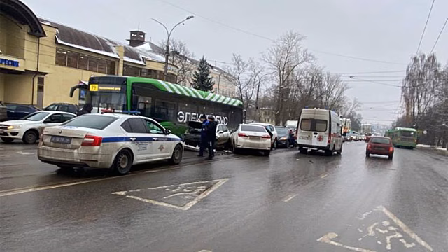 Выехавшая на встречку «Тойота» протаранила электробус и три автомобиля