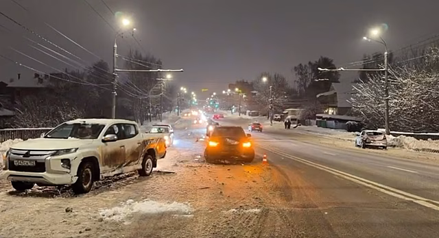 Три автомобиля столкнулись на мосту в Нижнем Новгороде