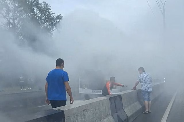 В Новосибирске загорелся автобус ПАЗ: огонь удалось потушить до приезда пожарных