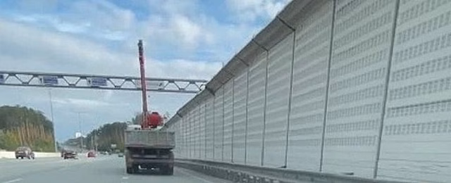 В Екатеринбурге грузовик с негабаритным грузом снес опору с дорожными знаками