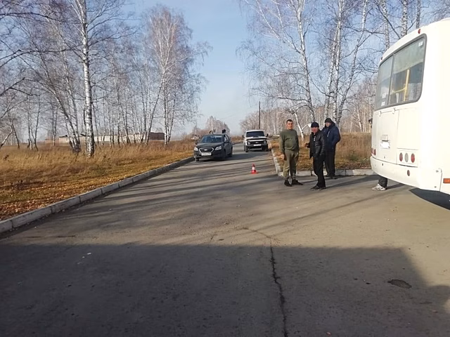 Новосибирец бежал наперегонки с автобусом и попал в больницу