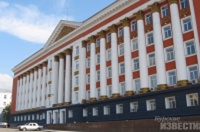 По центру Курска проехала колонна машин с портретами фронтовиков