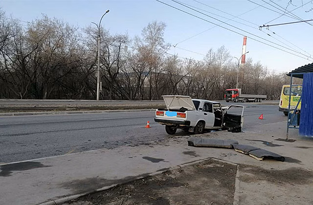 В Новосибирске ВАЗ врезался в «ПАЗик»: есть пострадавшие