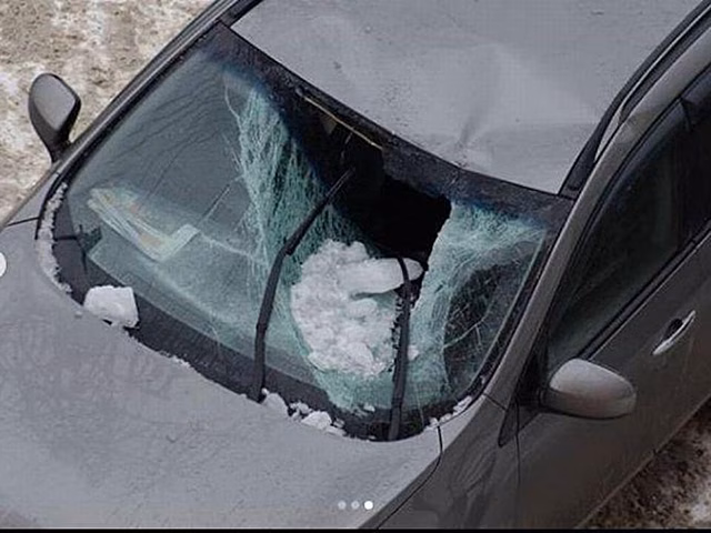 Во Владивостоке упавший с крыши лёд проломил лобовое стекло автомобиля