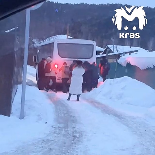 В России толкающих застрявший в сугробе автобус детей сняли на видео
