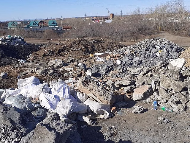 Водитель КАМАЗа устроил свалку из строительного мусора в Чите