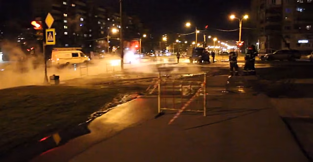Улицу Маршала Захарова в Петербурге залил кипяток из прорвавшейся трубы