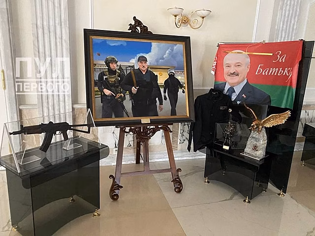 В Минске представили картину с Лукашенко в бронежилете и с автоматом