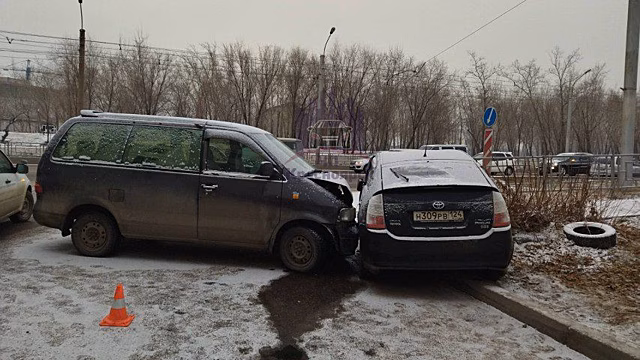 В Красноярске из-за водителя Nissan произошло ДТП с пострадавшим