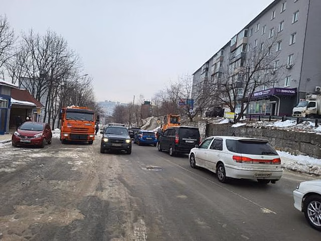 Мэр Владивостока пообещал очистить город от снега до праздников