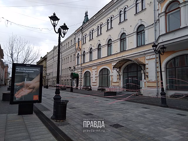 Большую Покровскую оградили защитной лентой