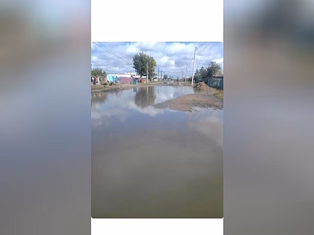 Читинцы сами «колотят» мосты, чтобы пробираться через лужи