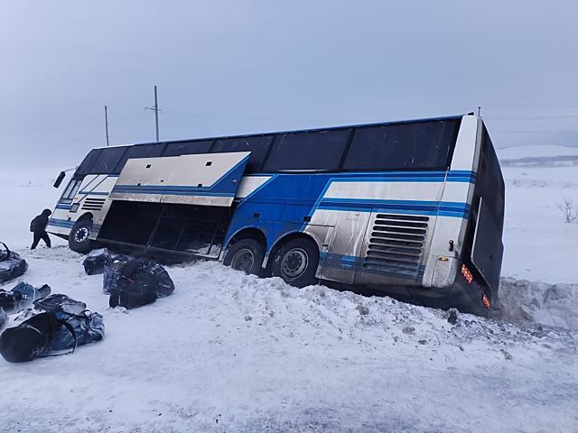 Сильный ветер снес с трассы автобус с 52 иностранцами в Шарлыкском районе