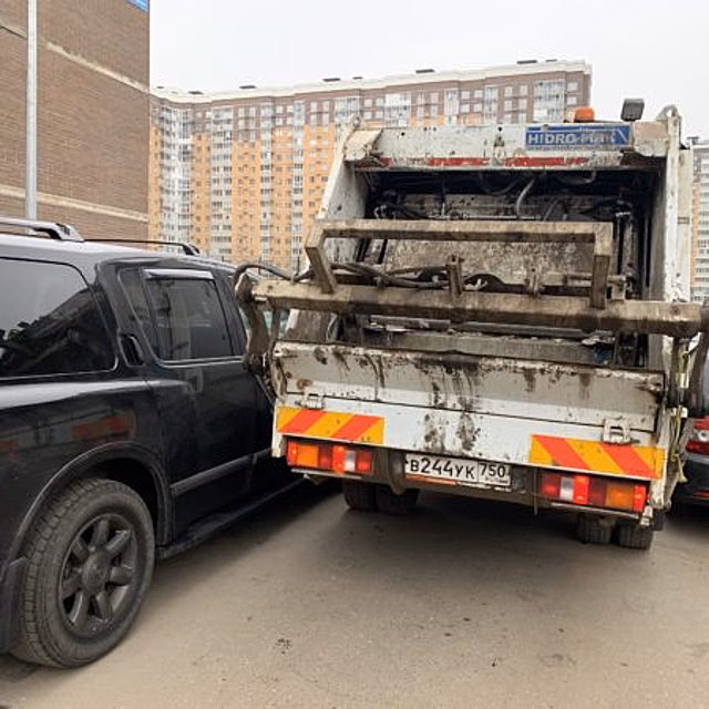 В Люберцах в ходе специального рейда регоператора и общественности зафиксирован ряд нарушений парковки личных автомобилей у контейнерных площадок